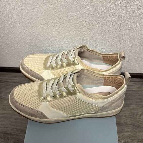 Bzees Dynamic Slip On Sneaker - Picture 6 of 11